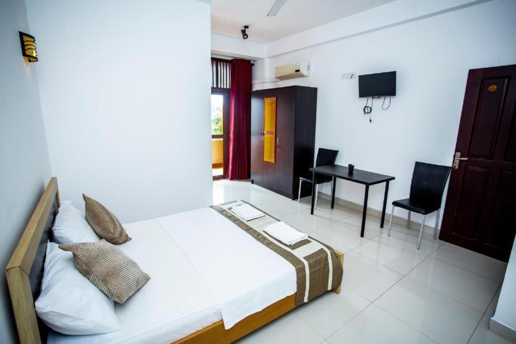 Hotel Blue Bird Negombo Exterior foto