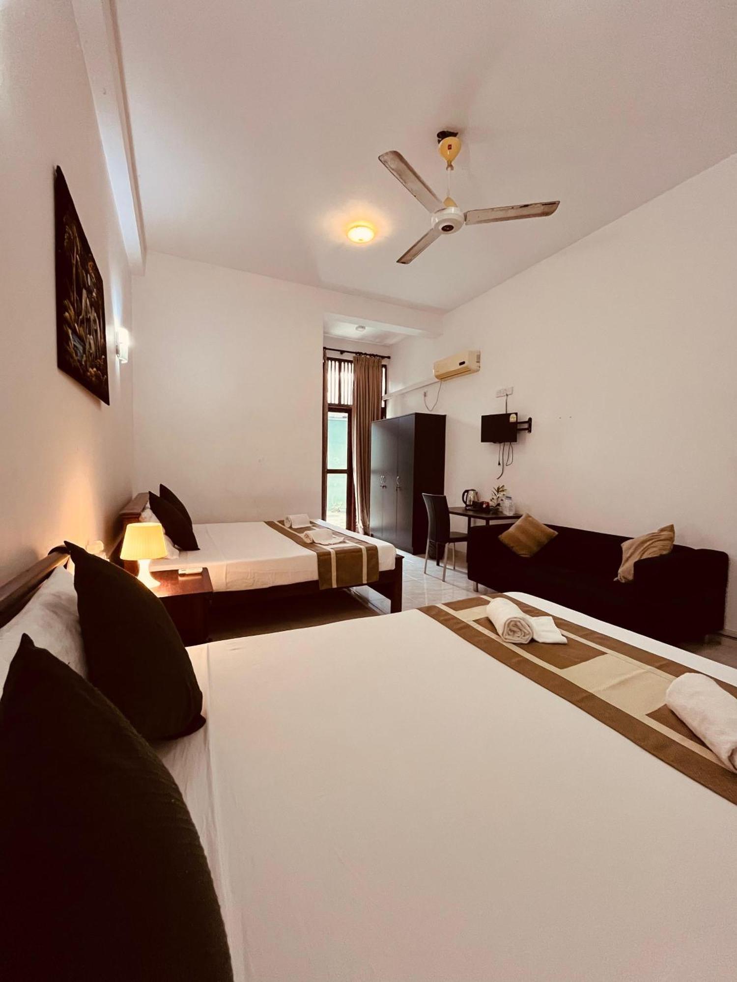 Hotel Blue Bird Negombo Exterior foto